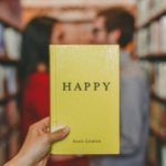 Happyと書かれた本とカップル